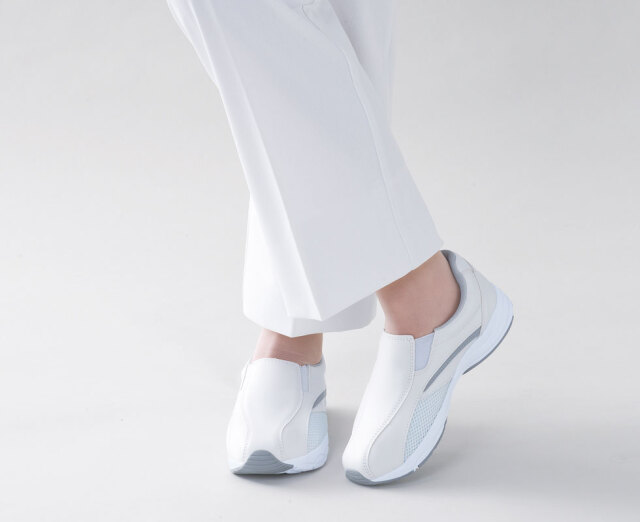 脱ぎ履きしやすいスリッポンタイプ