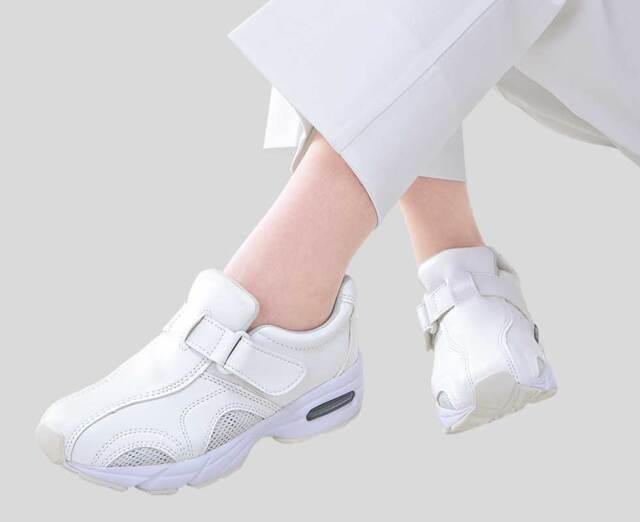 縦ラインを強調したスタイリッシュなナースシューズ