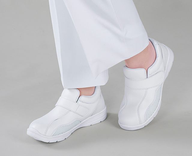 どんなスタイルにも似合うシンプルなナースシューズ