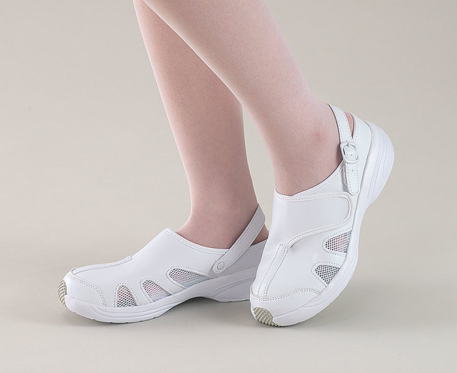 バックストラップが2WAYに可動するナースクロッグ