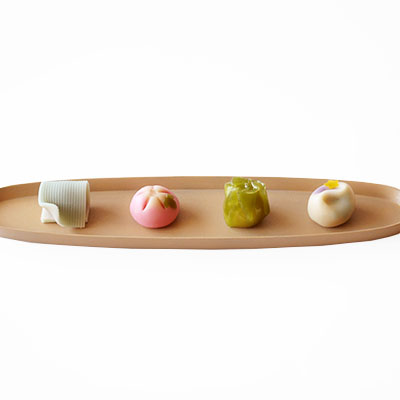 皿の上の4個の上生菓子