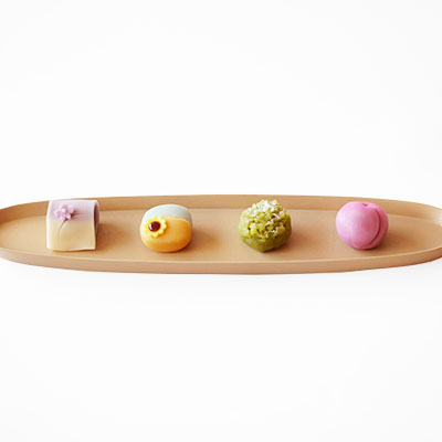 皿の上の4個の上生菓子