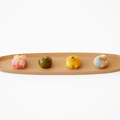 お皿に乗った季節の上生菓子
