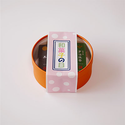 オレンジ色の丸箱に、水玉の帯が巻かれたギフトセット