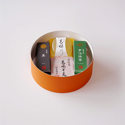 オレンジ色の丸箱に、羊羹や涼菓子を詰め合わせたギフトセット