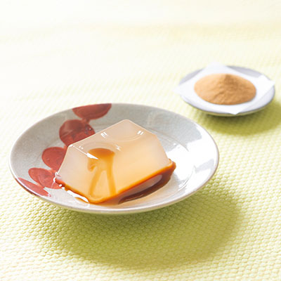 黒蜜がかかったお皿の上のわらびもち