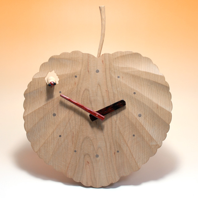 八ヶ岳倶楽部のカツラの木の葉がモチーフの壁掛け時計 【イモムシ