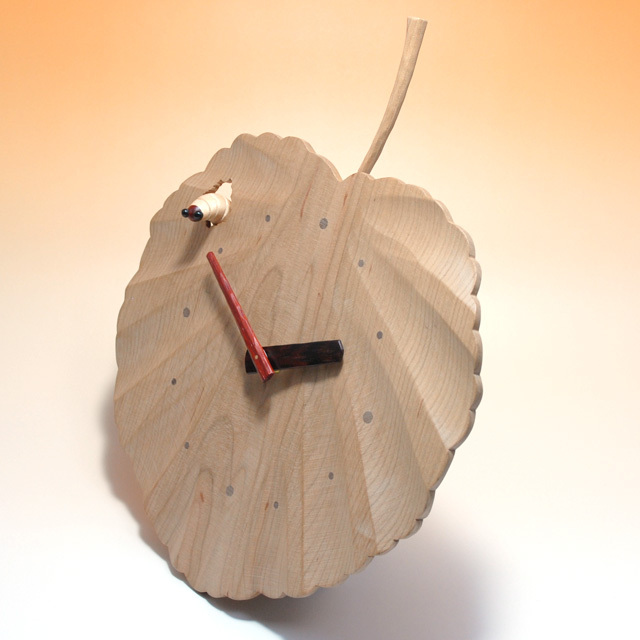 八ヶ岳倶楽部のカツラの木の葉がモチーフの壁掛け時計　【イモムシ・カツラ木の葉　時計】