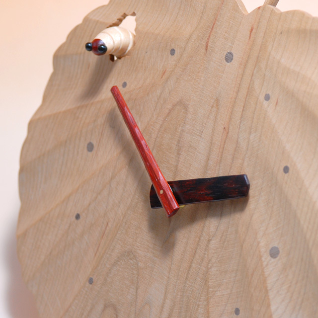 八ヶ岳倶楽部のカツラの木の葉がモチーフの壁掛け時計　【イモムシ・カツラ木の葉　時計】