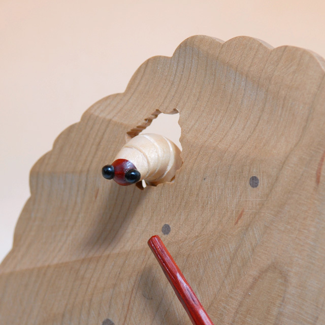 八ヶ岳倶楽部のカツラの木の葉がモチーフの壁掛け時計　【イモムシ・カツラ木の葉　時計】