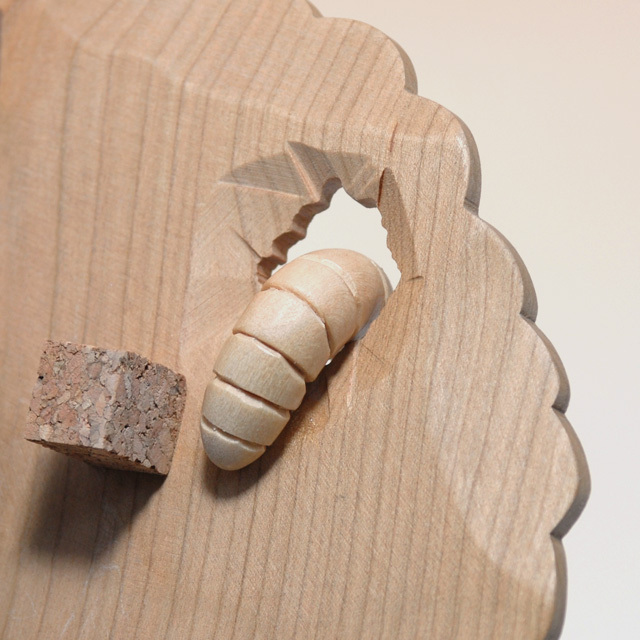 八ヶ岳倶楽部のカツラの木の葉がモチーフの壁掛け時計　【イモムシ・カツラ木の葉　時計】