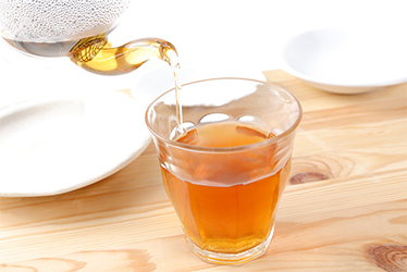 コップに入ったゴールド黒豆茶