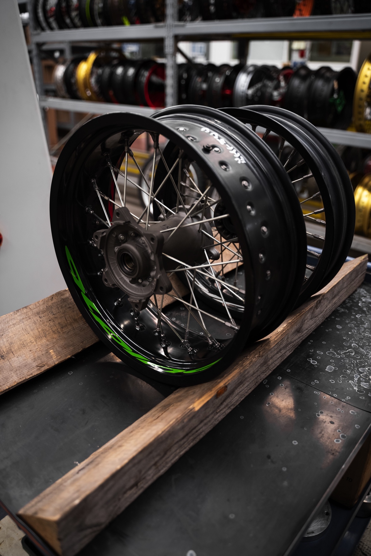 【アウトレット】alpina アルピナチューブレスホイールセット スーパーモト Husqvarna SMR 3.5-16.5 5.5-17 OEMハブ