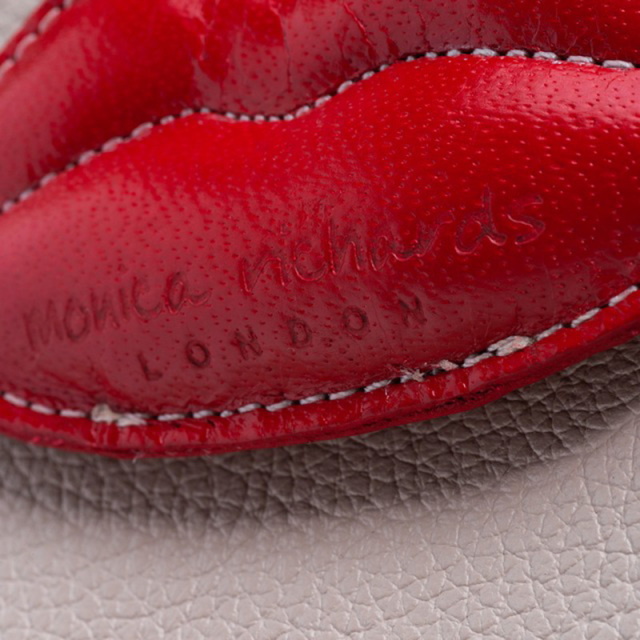 赤い唇モチーフのストラップ キーリング キーホルダー くちびる 本革 英国 モニカリチャードロンドン