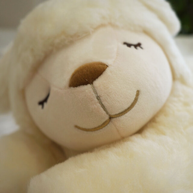 羊 ムートン100% 抱きマクラ ぬいぐるみ メーちゃん 羊 ムートン100% 抱きマクラ 滑ら ぬいぐるみ メーちゃん