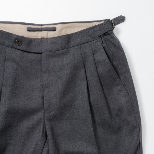 極美品✨名品⚫︎LOEFF⚫︎ 2タックトラウザーパンツ ロエフ＞の2タックパンツ「リラックスした着心地と、凛とした品格