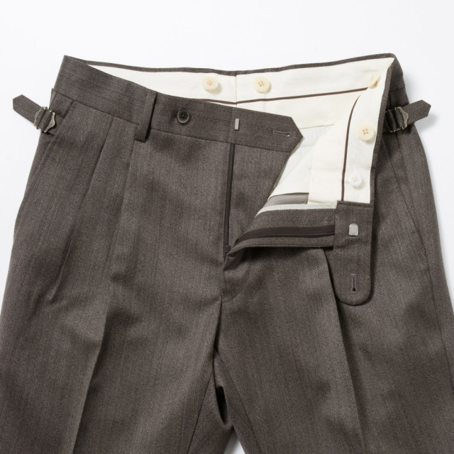 大人のリラックスドレススタイル。革靴に合わせたいパンツ（トラウザーズ）