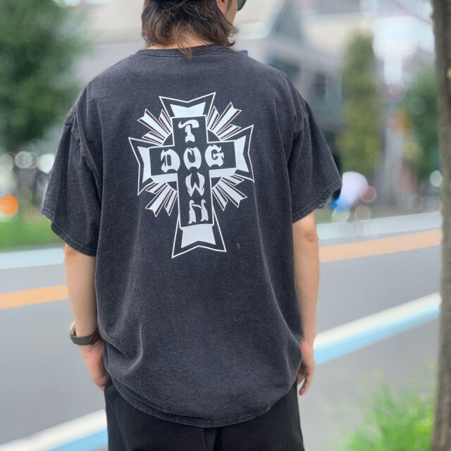 ドッグタウン DOG TOWN Tシャツ CROSS LOGO S/S Tee ビンテージ加工 クロスロゴ 定番ロゴ ブラック 黒 BLACK