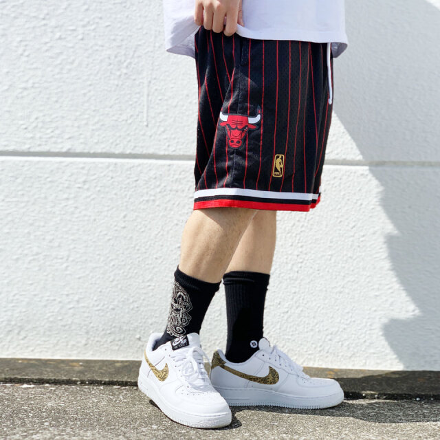 ミッチェルアンドネス Mitchell&Ness バスケショーツ SWINGMAN SHORT - CHICAGO BULLS シカゴブルズ バスパン ショーツ ブラック/ストライプ 黒 STRIPE スカーレット 赤