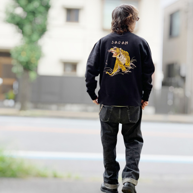 テーラー東洋 / SUKA CREW SWEAT EMBROIDERED “TIGER”