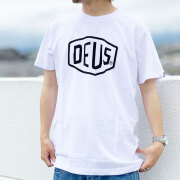 【40%OFF】デウスエクスマキナ DEUS EX MACHINA Tシャツ 半袖 SHIELD LOGO S/S Tee 定番ロゴ シールドロゴ DMW41808E ホワイト 白 WHITE ブラック 黒 BLACK