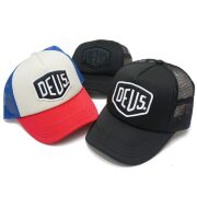デウスエクスマキナ DEUS EX MACHINA メッシュキャップ BAYLANDS TRUCKER CAP トラッカーキャップ 帽子 定番ロゴ シールドロゴ ブラック 黒 BLACK ブルー/レッド DMS07875