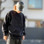 エクストララージ XLARGE クルースウェット PATCHED OLD ENGLISH CREWNECK SWEATSHIRT  トレーナー ブラック 黒 BLACK 101261012002
