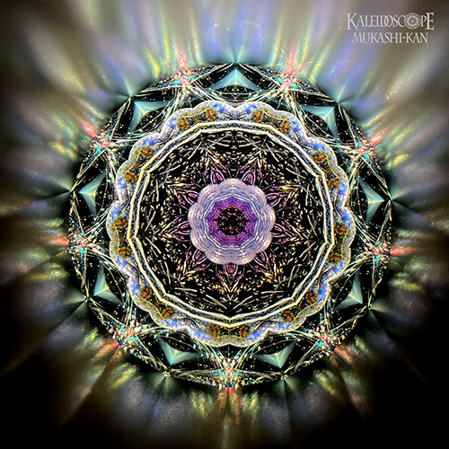 装飾的な紫と緑のガラスアート　万華鏡 装飾的な紫と緑のガラスアート 万華鏡 装飾的な紫と緑のガラスアート