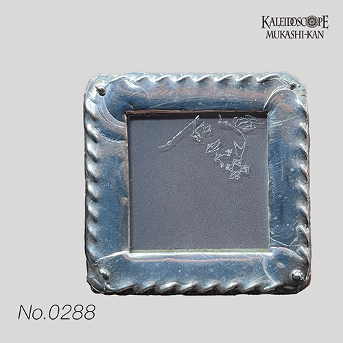 万華鏡：ドライ]匿匣：市松四割石：多色明カリ取リ付キ：狐色ノ間：色