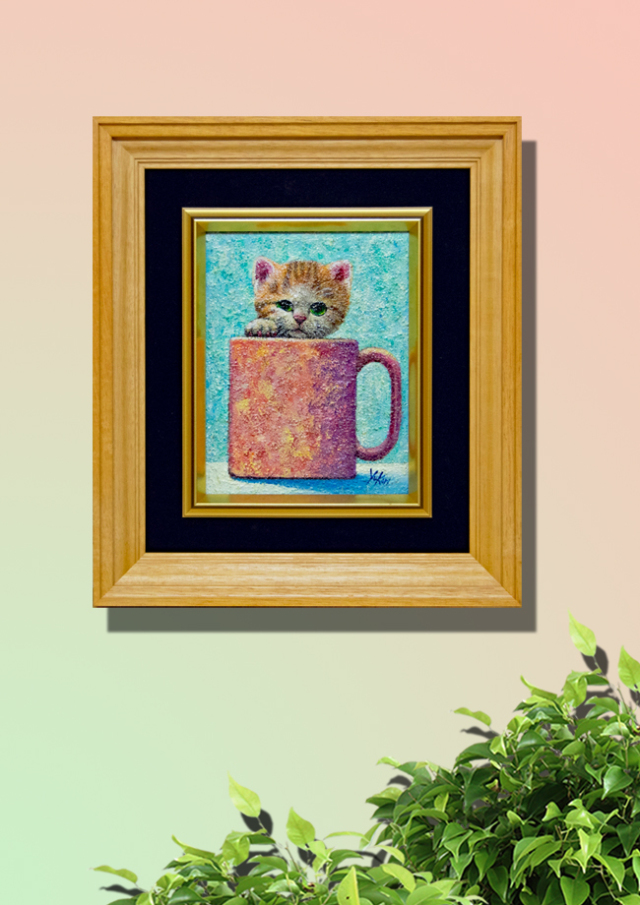 顔をのぞかせる不思議な子ネコ” 海上ゆかり「コーヒーカップ」アクリル