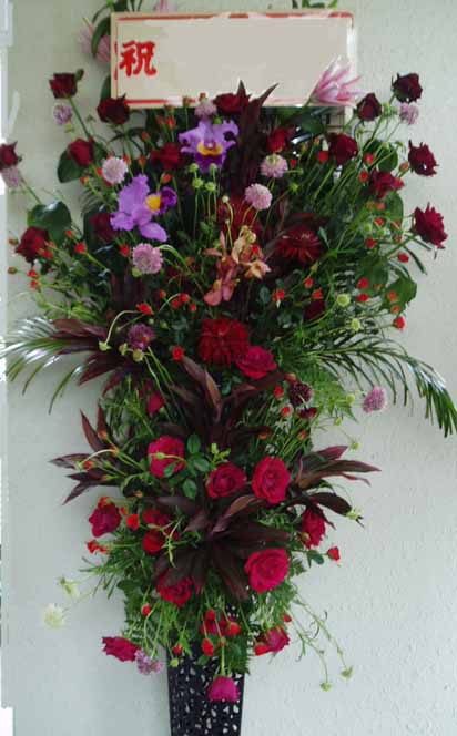 豪華生花をお祝いに！黒スタンド（赤2段）-28　小田原より藤沢まで取扱い