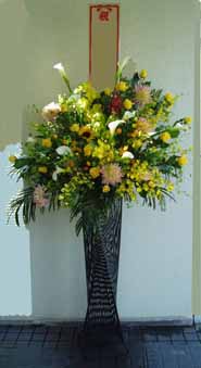 豪華生花をお祝いに！黒スタンド（1段）-21小田原より藤沢まで取扱い