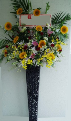 豪華生花をお祝いに！黒スタンド（1段）-39　小田原より藤沢まで取り扱い