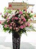 豪華生花をお祝いに！黒スタンド（1段）-26小田原より藤沢まで取扱い