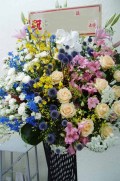 豪華生花をお祝いに！　黒スタンド（1段）-31　小田原より藤沢まで取り扱い