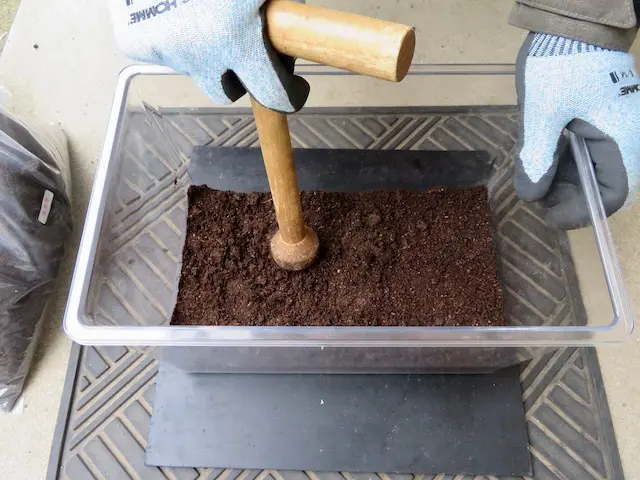 産卵専用マットをプレス