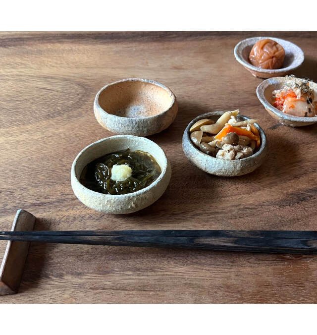 丹波立杭焼　丹水窯　丹水作　飾り皿　大皿　飴釉押紋糠流し Amazon.co.jp: 丹波立杭焼 丹水窯 丹水作 飾り皿 大皿 飴釉押紋糠流し