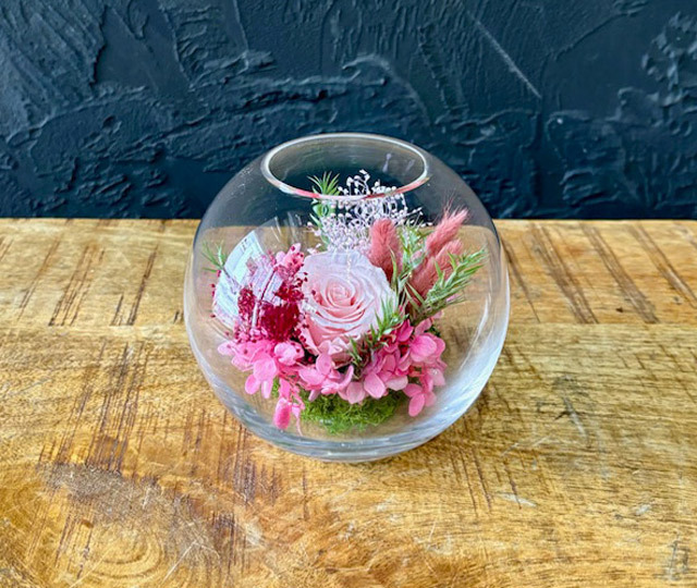 プリザーブドフラワーアレンジ ガラスドーム & 羊毛フェルト ガラスドームのアレンジ（プリザーブドフラワー） | Florism