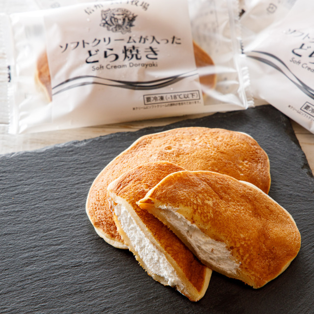 ソフトクリームが入ったどら焼き