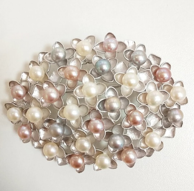 【送料無料】SILVERあじさい型淡水3色パールブローチ/ペンダント兼用(SILVER3mmステンレスキュービックジルコニア入りメッシュネックレス付き)