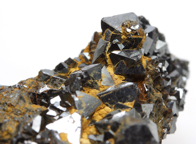 磁鉄鉱(Magnetite) 長野県 栗生鉱山産