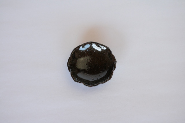 井銅心平　鉄釉輪花小皿