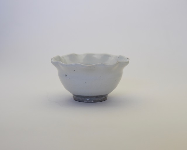 井銅心平　粉引輪花小鉢