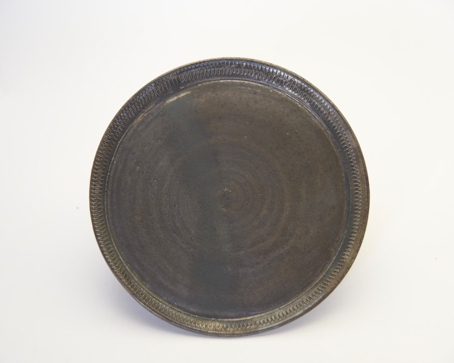 土屋由起子　黒唐津平皿