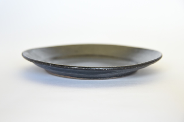 土屋由起子　黒唐津平皿