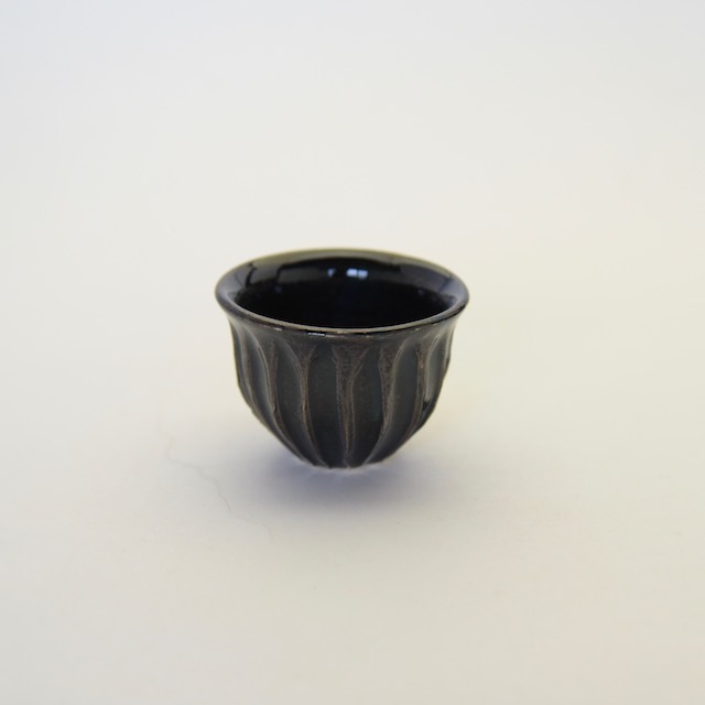 中里花子　ダークブルー釉しのぎぐい呑