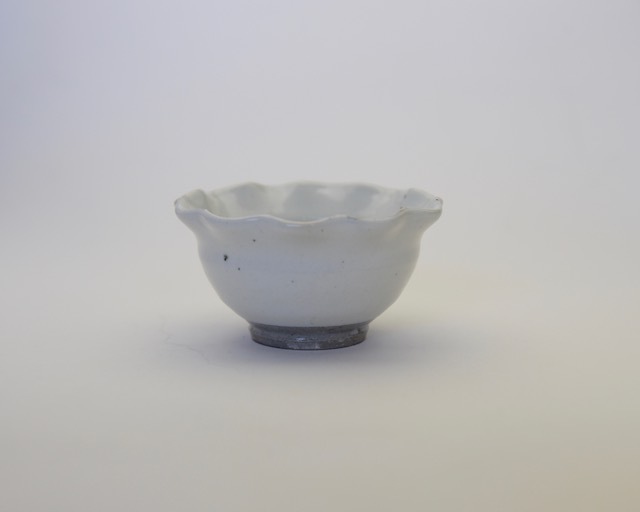 井銅心平　粉引輪花小鉢