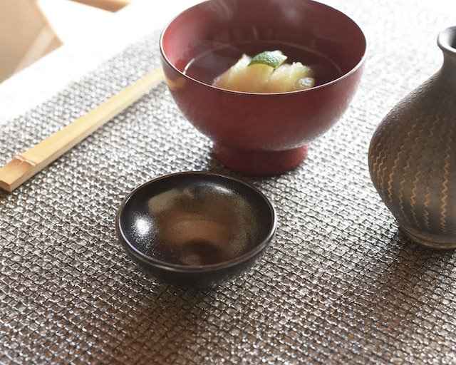 中里隆 鳴海チャイナ ぐい呑み 大人の上質 ぐい呑み（鉄絵 鳴海チャイナ 中里隆 | KOGEI | 工芸