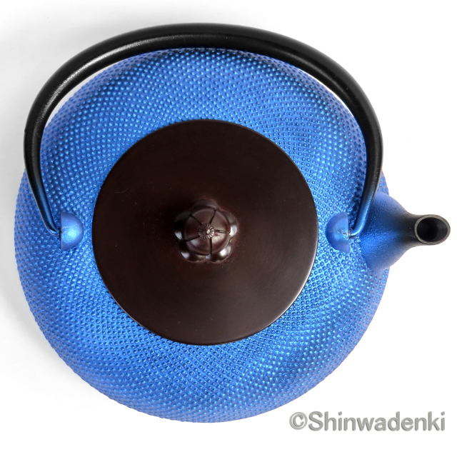及富 南部鉄器 鉄瓶 平丸アラレ 銅蓋 瑠璃 1.2L Shinwadenki