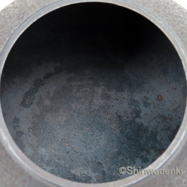 和骨董 重厚な１Ｌ南部鉄瓶 赤紫茶鉄器 珍しい胴下周り装飾付フォルム 菊/蓮摘み 1848年創業 南部鉄器工房及富 NAMBUTEKKI OITOMI SHOP